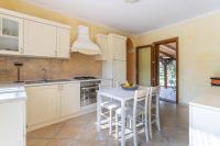 A kitchen or kitchenette at A charming country cottage + bikes and kayaks