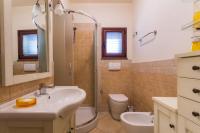 A bathroom at A charming country cottage + bikes and kayaks
