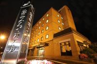 豊岡市にある豊岡スカイホテルの夜に看板が立っている建物