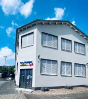 un edificio blanco con ventanas laterales en Casino Hotel Hamm, en Hamm