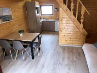 Kuchyňa alebo kuchynka v ubytovaní Domki letniskowe Ibiza