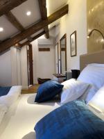 Postel nebo postele na pokoji v ubytování Oblivion Luxury Rooms