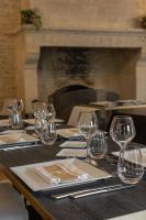 Una mesa con copas de vino y servilletas encima. en Ferme de la Rançonnière - Hôtel & Restaurant, en Crépon