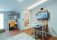 A television and/or entertainment centre at Umut Apartments