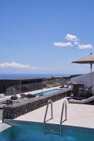 Bazén v ubytování SantAnna Luxury Suites nebo v jeho okolí