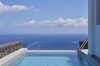 Bazén v ubytování SantAnna Luxury Suites nebo v jeho okolí