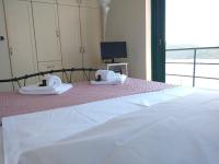 A bed or beds in a room at MARMARI MEGALI AMMOS OASIS Apartment & Studio