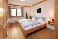 Postel nebo postele na pokoji v ubytování "Ferienwohnung Anna" - Annehmlichkeiten von 4-Sterne Familien-und Wellnesshotel Viktoria können mitgenutzt werden