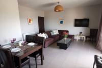 A television and/or entertainment centre at Oak Tree Cozy Apartment