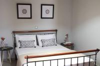 A bed or beds in a room at Oak Tree Cozy Apartment