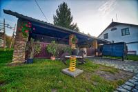 una casa con una estatua delante de ella en Pivovar Mlýn, en Štětí