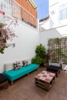 A seating area at Family ARTpartment