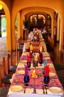 una mesa larga con platos y velas. en Villa Santa Catarina, en Panajachel