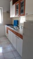 Kuchyňa alebo kuchynka v ubytovaní Apartment in Kustici with sea view, balcony, air conditioning, WiFi (3597-1)