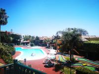Bazén v ubytování Apartamentos Oasis San Antonio nebo v jeho okolí