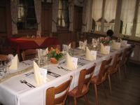Una mesa larga en una habitación con mesas y sillas. en Hotel Krone Stühlingen - Das Tor zum Südschwarzwald, en Stühlingen