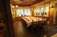 comedor grande con mesa larga y sillas en Hotel Krone Stühlingen - Das Tor zum Südschwarzwald, en Stühlingen