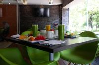 モレリアにあるHotel Diana del Bosque by DOT Urbanの果物のトレイを載せたテーブル