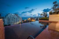 una piscina con vistas a la ciudad por la noche en HOLM Boutique &amp; SPA - IK Collection, en San Julián