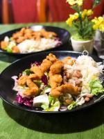 Dos platos de comida en una mesa con alimentos fritos y ensalada. en Guesthouse Jurcek, en Zreče