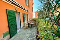 A garden outside Framura, Ampio appartamento con terrazzo vista mare