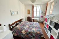 A bed or beds in a room at Framura, Ampio appartamento con terrazzo vista mare