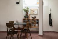 Un comedor con mesa y sillas en Khan Ein Karem Boutique Hotel, en Jerusalén