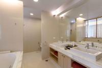 Koupelna v ubytování Splash Beach Resort, Maikhao Phuket - SHA Extra Plus