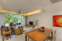 TV a/nebo společenská místnost v ubytování Splash Beach Resort, Maikhao Phuket - SHA Extra Plus