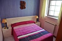 A bed or beds in a room at Hostal La Corte