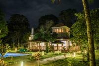 una villa con piscina por la noche en Roça Santo António Ecolodge, en São Tomé