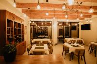 Un restaurante con mesas y sillas en una sala. en Hotel Miki, en Durrës