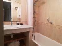 A bathroom at Green I