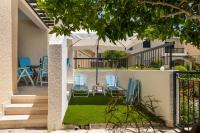 Zahrada ubytování Dalia Seaside 2 Bedroom Apartment with Pool & Garden