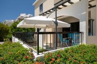 Balkón nebo terasa v ubytování Dalia Seaside 2 Bedroom Apartment with Pool & Garden