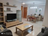 Televízia a/alebo spoločenská miestnosť v ubytovaní APARTAMENTO CON TERRAZA, VISTAS AL MAR Y PISCINA