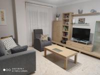 Televízia a/alebo spoločenská miestnosť v ubytovaní APARTAMENTO CON TERRAZA, VISTAS AL MAR Y PISCINA