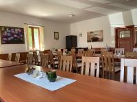 Reštaurácia alebo iné gastronomické zariadenie v ubytovaní Mayer Pince Panzió