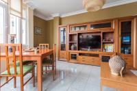 A television and/or entertainment centre at Piso de 2 habitaciones en Mesa y López