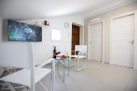 A television and/or entertainment centre at Splendida Villa NATURE- APPARTAMENTO ARANCIO a Scopello - Zingaro
