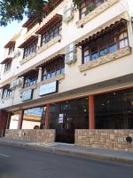 un edificio al costado de una calle en Hotel Carmen, en Tarija