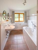 Koupelna v ubytování Landhaus Eggensberger