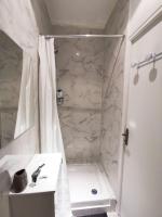 Um banheiro em Studio &agrave; proximit&eacute; de Paris
