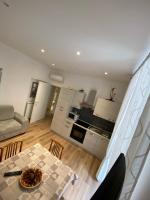 A kitchen or kitchenette at Alloggio al mare