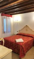 A bed or beds in a room at Hotel Leonardo
