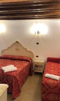 A bed or beds in a room at Hotel Leonardo