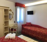 A bed or beds in a room at Hotel Leonardo