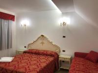 A bed or beds in a room at Hotel Leonardo