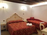 A bed or beds in a room at Hotel Leonardo