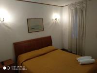 A bed or beds in a room at Hotel Leonardo